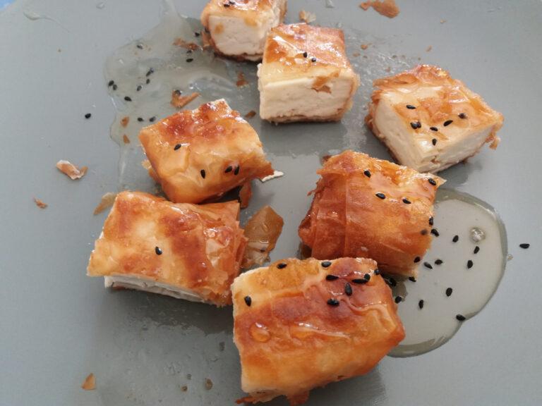 Σαγανακι με παραδοσιακό κρασοτυρι